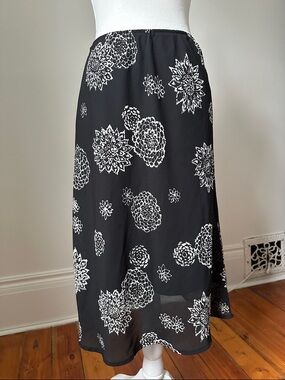 UNBRANDED Y2K Black Floral Whimsigoth Fairy Cottage Boho Midi Skirt Size Medium